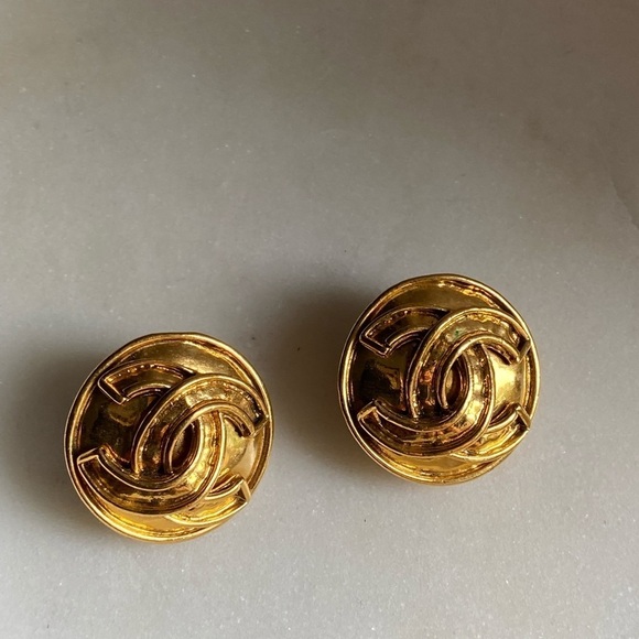 Host pick Authentic Vintage Chanel gold plated Clip on earrings - Picture 7 of 17
